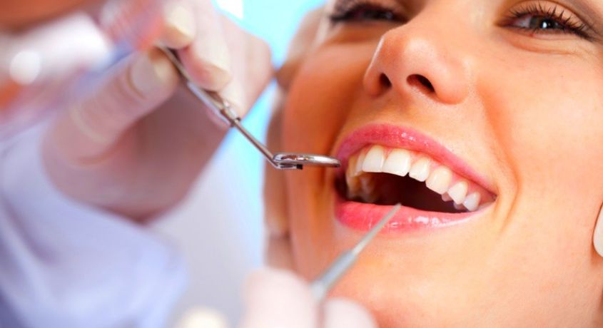 Ваша улыбка покорит весь мир! Ультразвуковая чистка зубов со скидкой 70% от Альтернативной Медицинской Клиники.