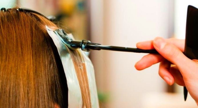 Тонирование, мелирование или окрашивание в один тон + восстанавливающий уход, эликсир против сечения волос со скидкой 72%.