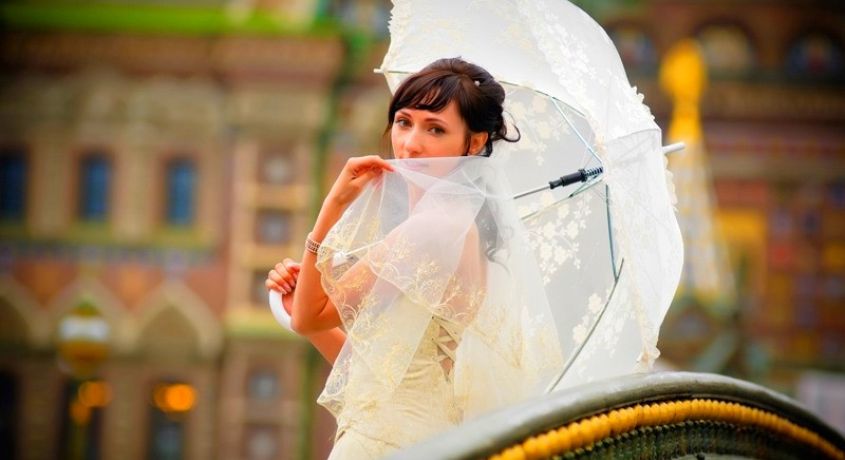 Сократи свадебные расходы! Прокат наборов: зонт + веер, губки + бант-галстук со скидкой 70% от салона «Пора По Парам».