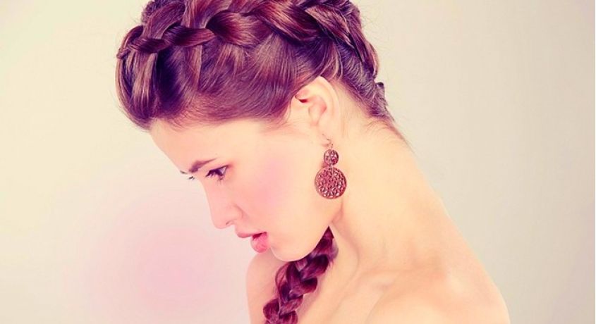 Модно, стильно и элегантно! Плетение модных европейских кос любой сложности со скидкой 60% в салоне красоты «Аделайн».