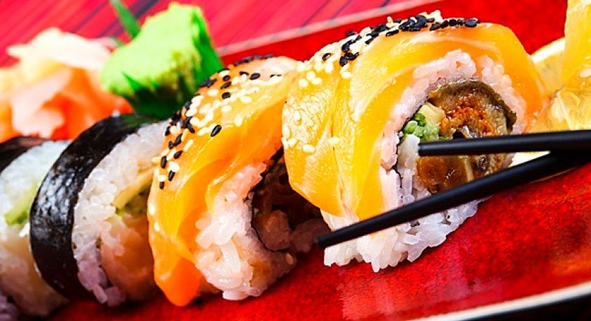 Секрет отличного обеда! Любые роллы или ассорти из роллов со скидкой 50% от службы доставки японской кухни «Нори».