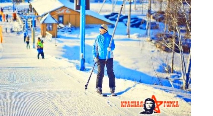 Лови момент! 2 часа катания на сноуборде или лыжах, 30 подъемов + карта Ski-pass со скидкой 50% в  ГК «Красная горка».