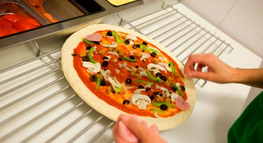 Удовольствие в каждом кусочке! Пицца на тонком или традиционном тесте диаметром 35 см со скидкой 50%.