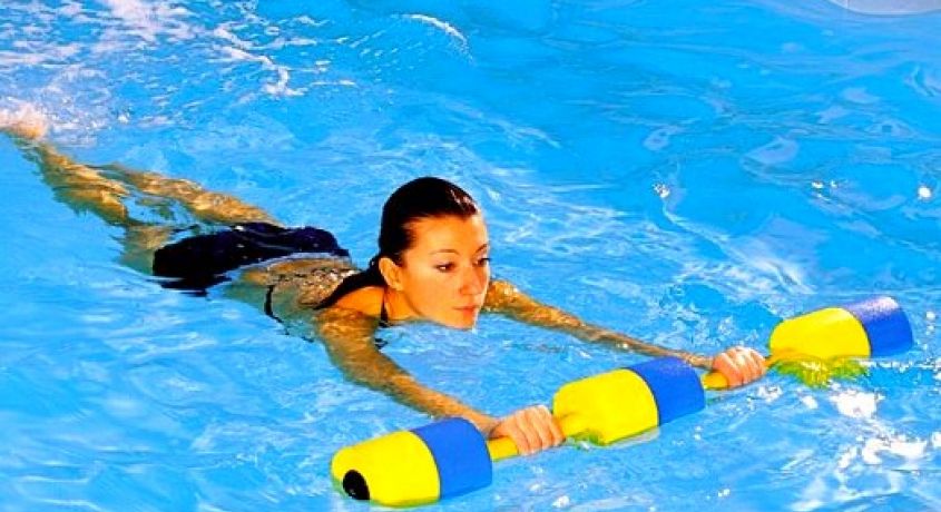 Худеем с удовольствием! Абонемент на 5 занятий аквааэробикой со скидкой 55% от Фитнес–клуба международной сети «World Gym».