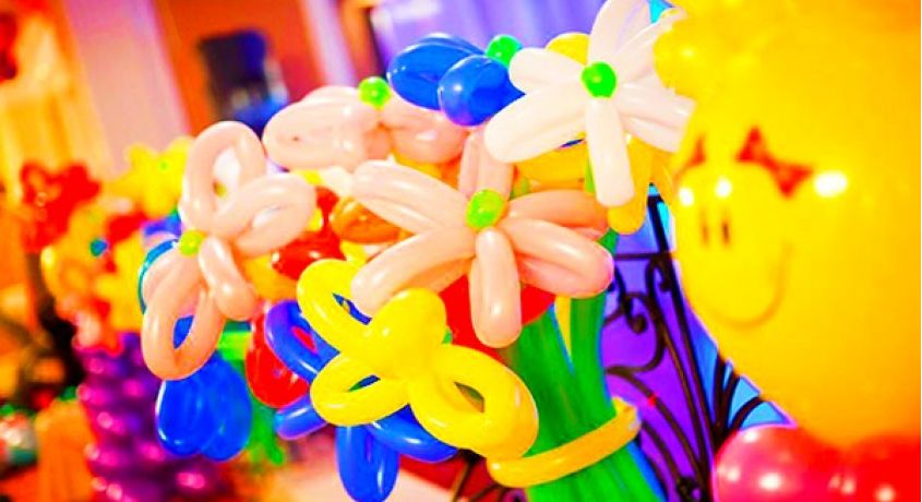 Отличный подарок учителям! Композиции или букеты из воздушных шаров со скидкой 60% от праздничного агентства «Бутик Веселья».