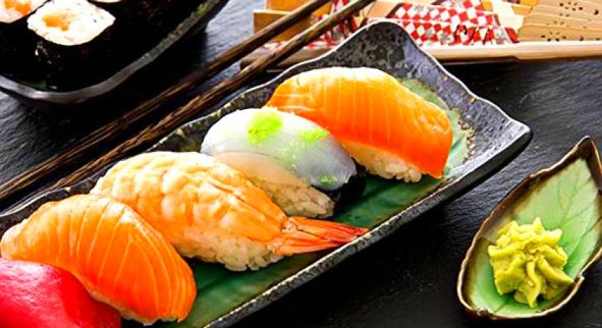 Устройте японский ресторан прямо у себя дома! Все сеты от службы доставки «Голодная утка» со скидкой 50%.