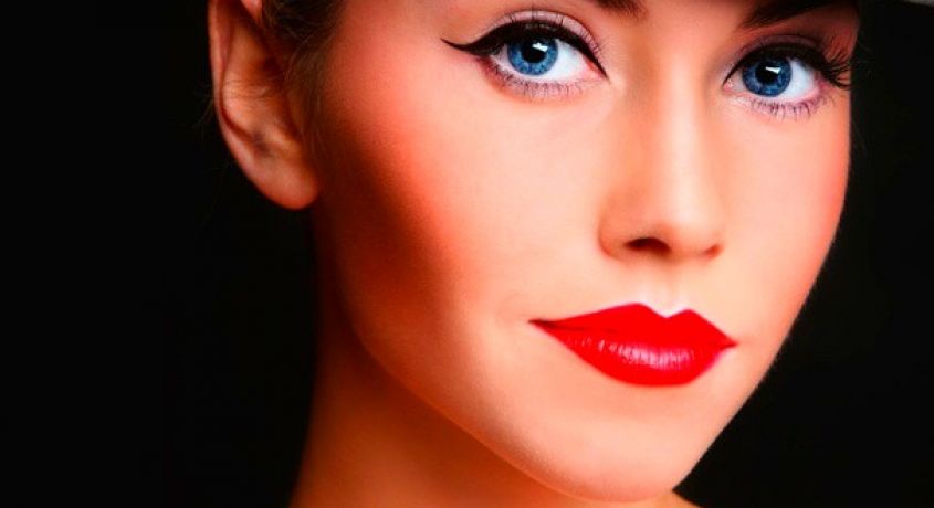 Яркие перемены! Перманентный макияж контура губ или стрелок со скидкой до 68% в салоне красоты «Магнолия».