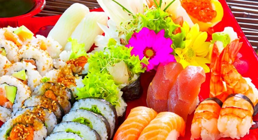 Суши-вечеринка для большой компании! Скидка 60% на покупку сетов из суши и роллов от кафе «Эгоист».