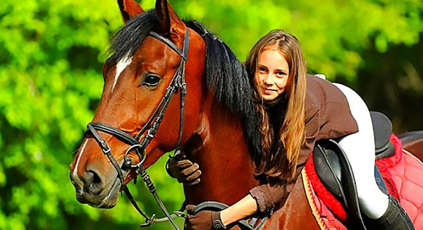 Развлечение для всей семьи! Конные прогулки верхом по цветущему лесу со скидкой 60% от конного клуба «Рублевские Зори».