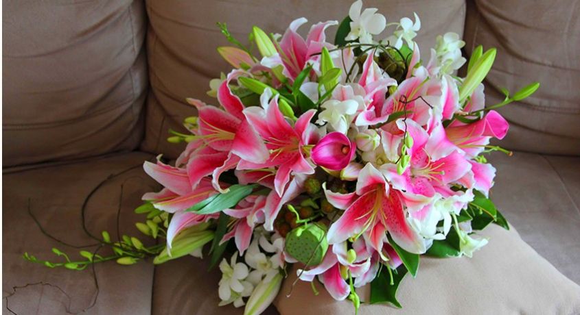 Подари учителю радость! Скидку 50% на шикарные букеты из лилий и хризантем предлагает компания «25 цветов»!