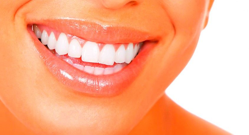 Пусть ваша улыбка сияет! Скидка 55%  на гигиеническую чистку зубов с полировкой и фторированием от стоматологии «Кристалл».