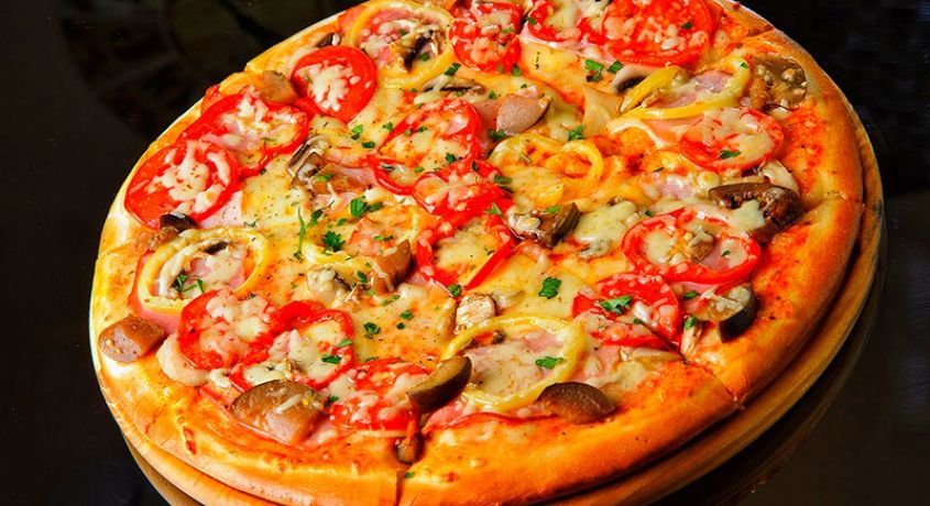 Огромная пицца с огромной скидкой! Пицца на выбор Миланская, Пепперони, Охотничья или 4 сезона со скидкой 50% в кафе «Патриот».