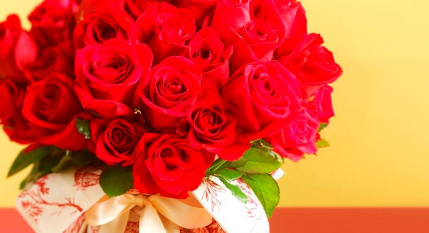 Дарите девушкам цветы! Шикарные букеты из 25 роз высотой до 70 см со скидкой 50%.