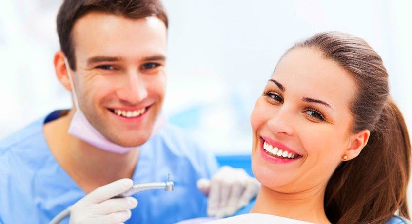 Скидки до 64% на комплексную профессиональную чистку, отбеливание, лечение и реставрацию зубов в клинике «Здравия».