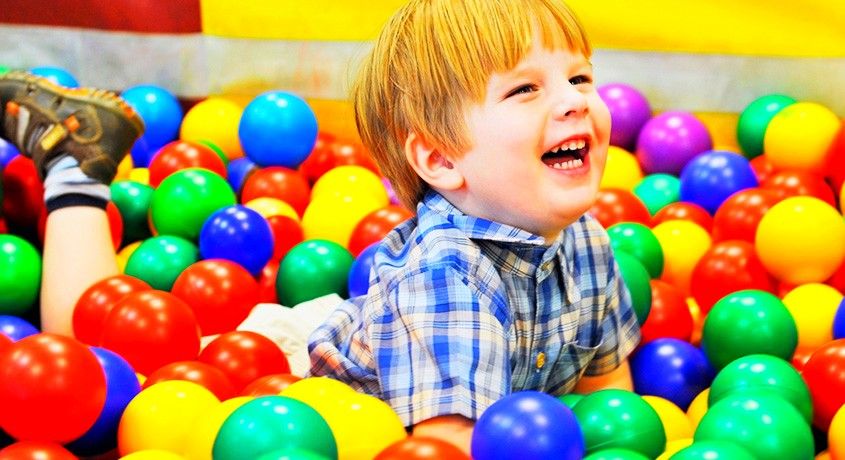 Дети счастливы - родители довольны!  Абонемент на 100 игр в развлекательном центре «Самохвал» со скидкой 50%.