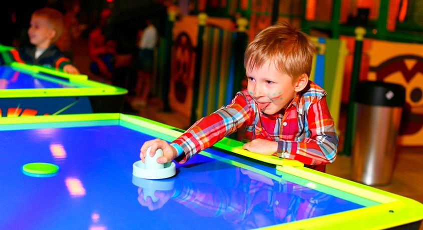 Дети счастливы - родители довольны!  Абонемент на 100 игр в развлекательном центре «Самохвал» со скидкой 50%.