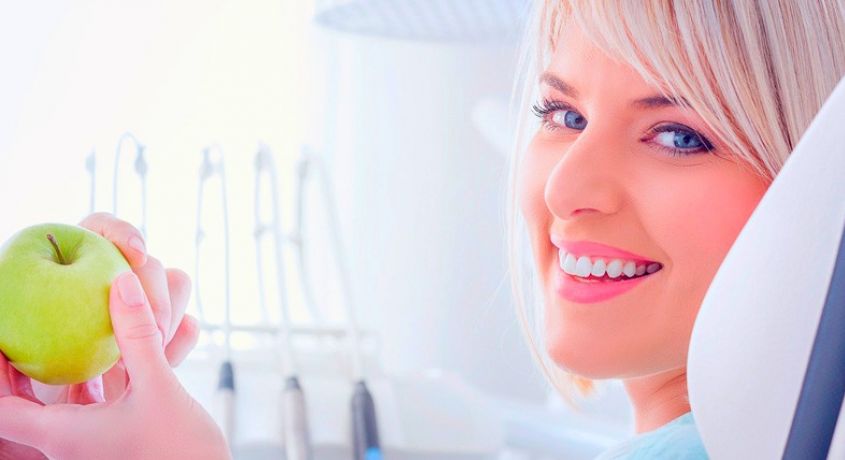 Улыбайтесь во все 32! Ультразвуковая чистка зубов и отбеливание методом Air Flow со скидкой 60% от стоматологии на Михайловской.
