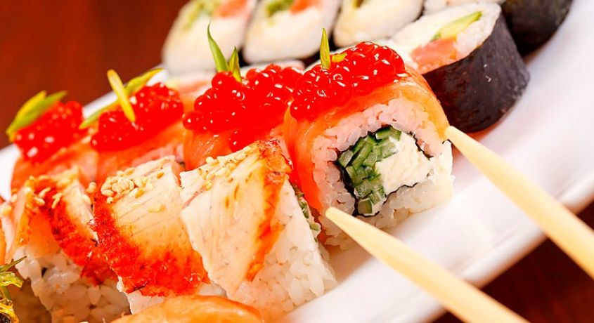 Для любителей японской кухни! Доставка суши и роллов со скидкой 50% от компании «Мегаролл».