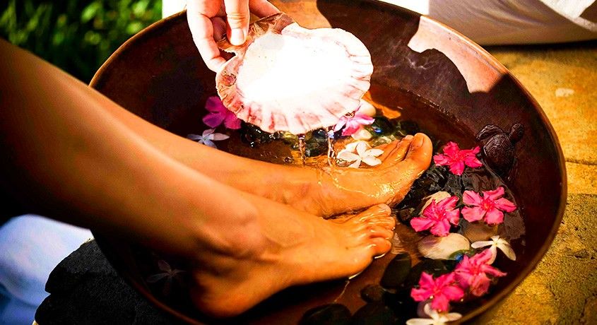 Райское наслаждение для ног! Аппаратный-комбинированный педикюр с тайским массажем стоп со скидкой 50%.