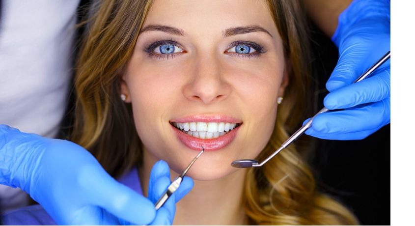 Опытный стоматолог клиники «Здравия» укрепит ваши зубки с помощью специальных оздоравливающих масок или поставит стразу.
