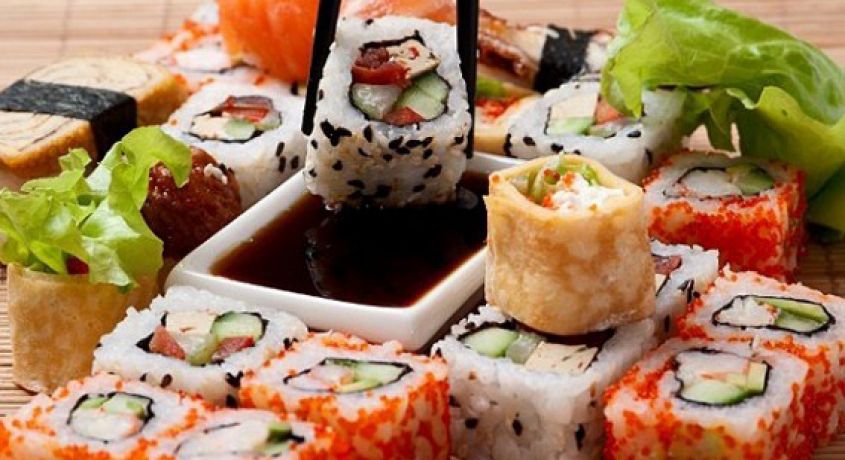 Япония у Вас на столе! Скидка 50% на наборы суши и роллов от сети магазинов японской кухни «Sushi-City».