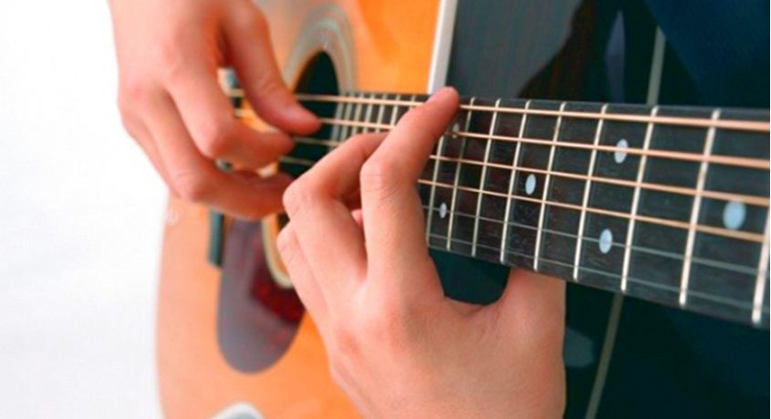 Раскрой свои таланты! Скидка 50% на индивидуальные занятия по вокалу или групповое обучение игре на гитаре.