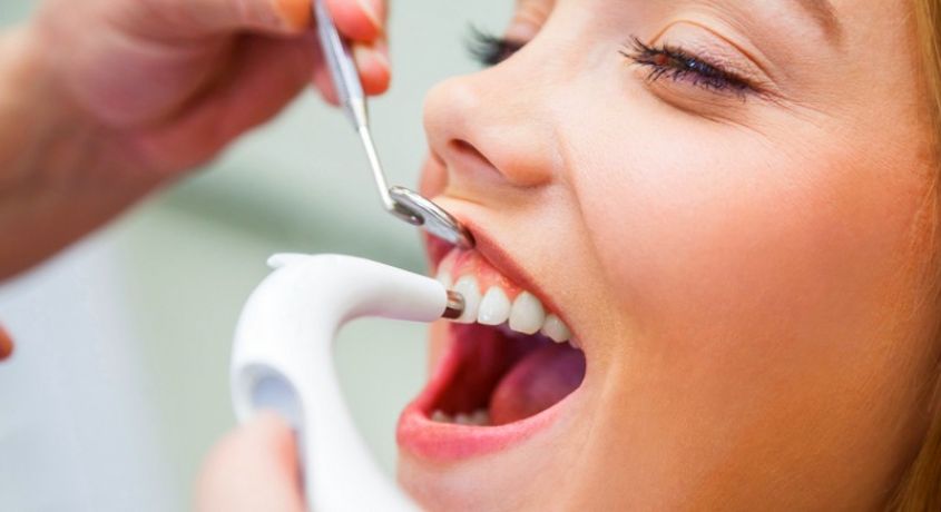 Ослепляйте всех своей улыбкой! Ультразвуковая чистка зубов со скидкой 72% от Стоматология «на Пушкарской»