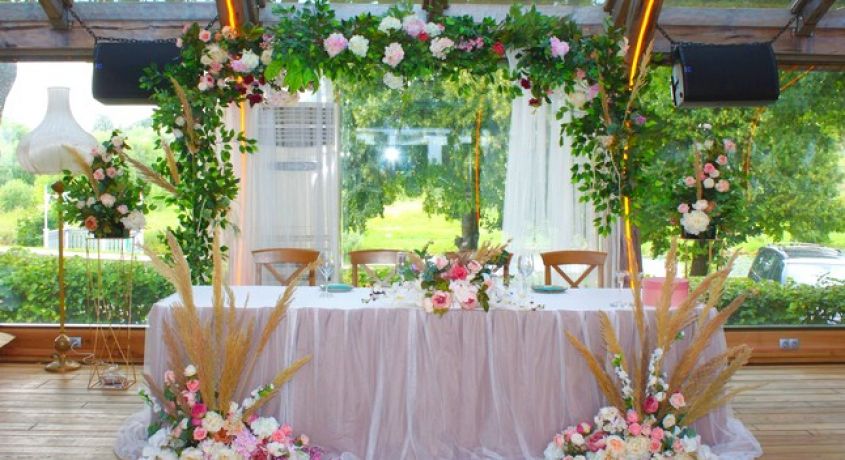 Ваш незабываемый праздник! Декор свадебного стола для жениха и невесты со скидкой 50%.