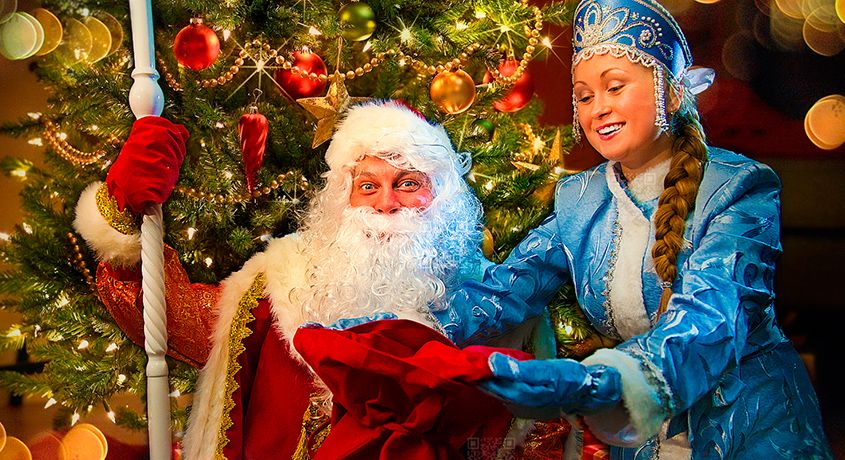 Скидка 50% на выезд Деда Мороза и Снегурочки со сказочными персонажами на Ваше мероприятие от компании «Квестшоп»!