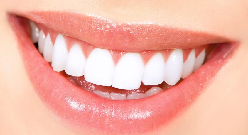 Улыбнитесь этой весне! Скидка 50% на профессиональную ультразвуковую чистку зубов от стоматологической клиники «Айболит»!