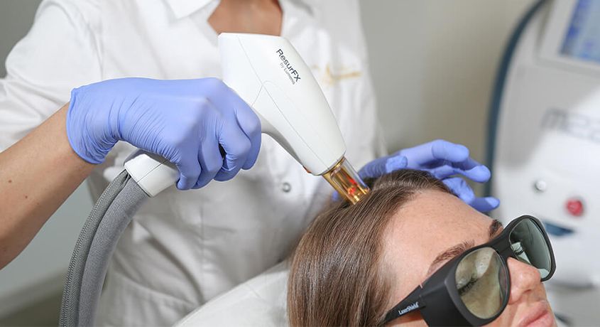 Восстановление волос! Скидка 50% на процедуру или курс лечения волос лазером в медицинском центре «Эстетик Лаборатория».