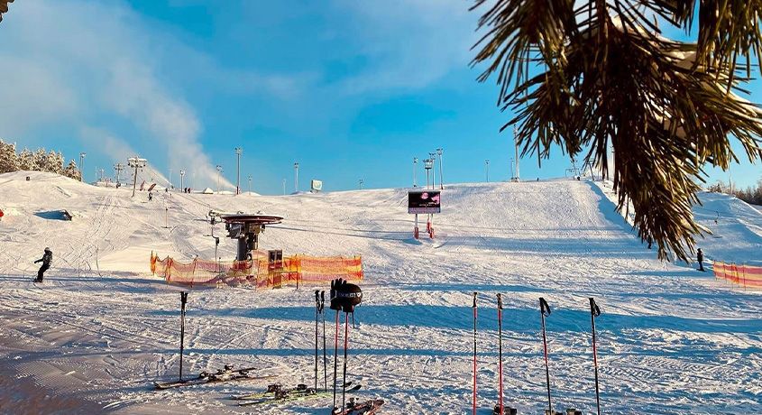 «Красная Гора» открывает сезон! Катание на сноуборде или лыжах, прокат оборудования + подъемы со скидкой 40%.