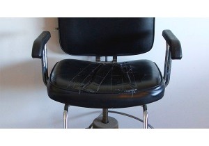 Перетяжка парикмахерского кресла