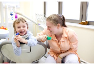 Удаление постоянного зуба у детей сложное