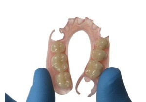 Нейлоновый протез (от 1 до 3 зубов)