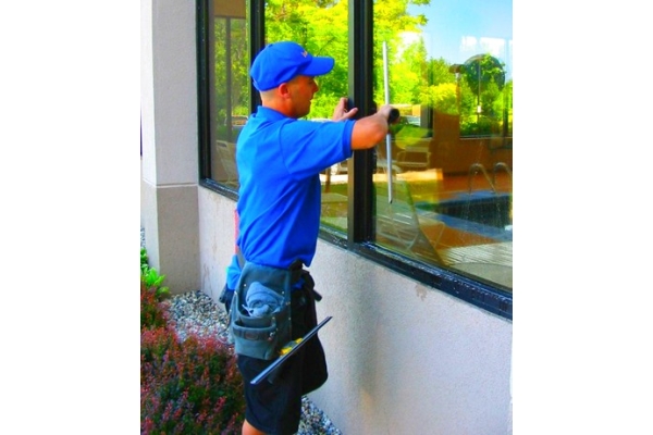 Мытьё стеклянных поверхностей ( витрины высотой до 3-х метров)