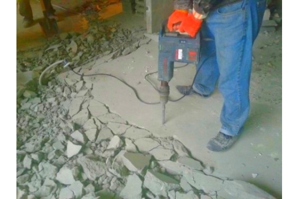 Демонтаж цементной стяжки на полу (до 10 см.) 