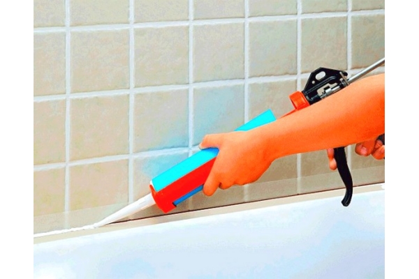 Чистка и замена герметика по периметру в ванной