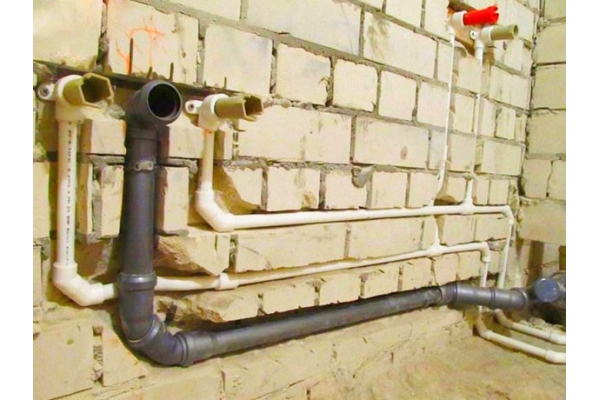 Монтаж труб внутренней канализации в штрабе (кирпич, гипс)