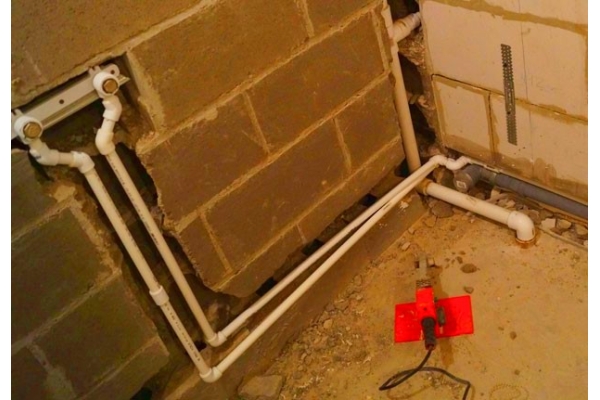 Монтаж труб внутренней канализации в штрабе (бетон)