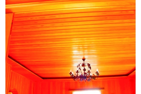 Обшивка потолка деревянной вагонкой