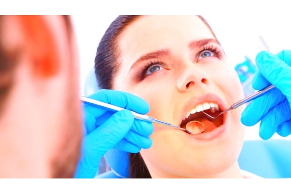 Нанесение реминерализирующего препарата на зуб