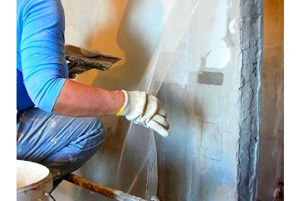 Наклеивание малярной сетки под шпаклевку стен