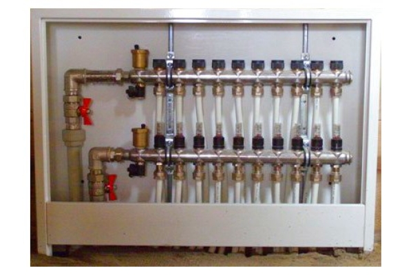 Монтаж коллекторного шкафа радиаторной системы отопления 