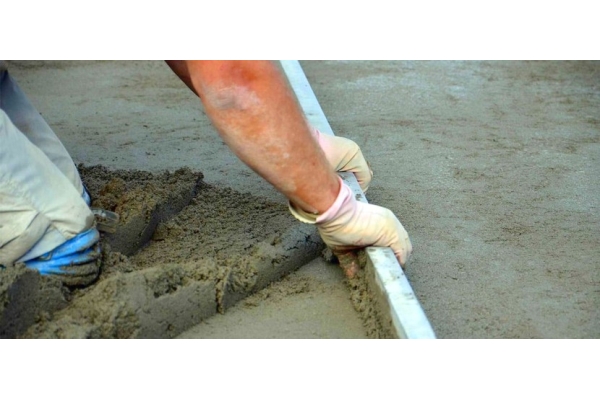 Выравнивание пола устройством стяжки песчанно-цементной смесью толщиной до 10 см с выставлением маяков