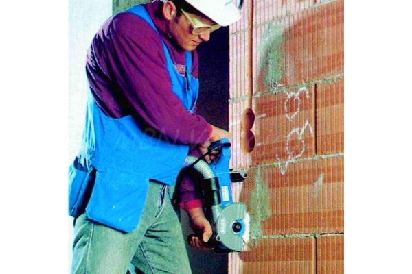 Штробление стены в кирпиче или пеноблоке шириной от 150 до 250 мм