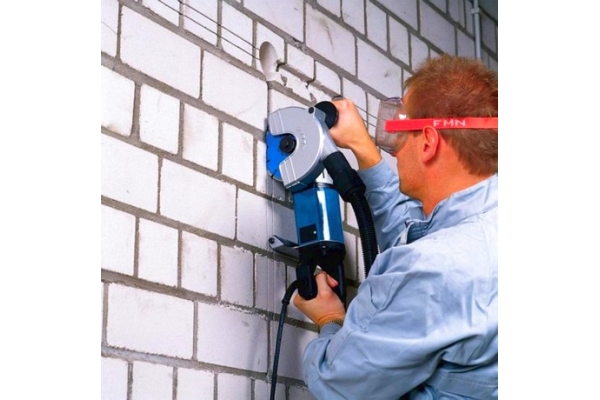 Штробление стены в кирпиче или пеноблоке шириной от 250 до 500 мм