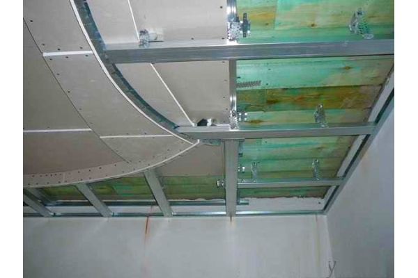 Устройство подвесного потолка из гипсокартона с перепадом высот