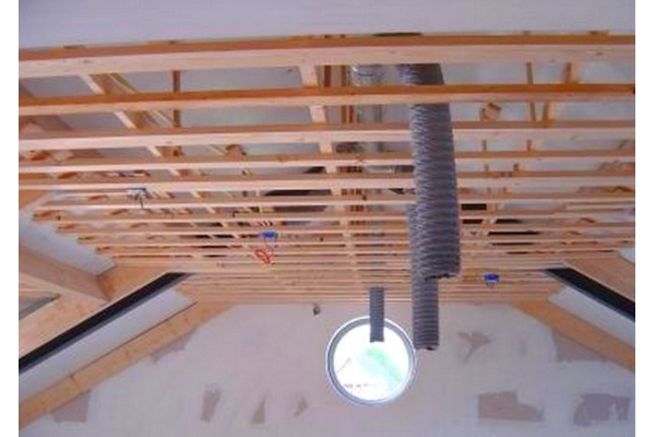Монтаж простого деревянного потолка