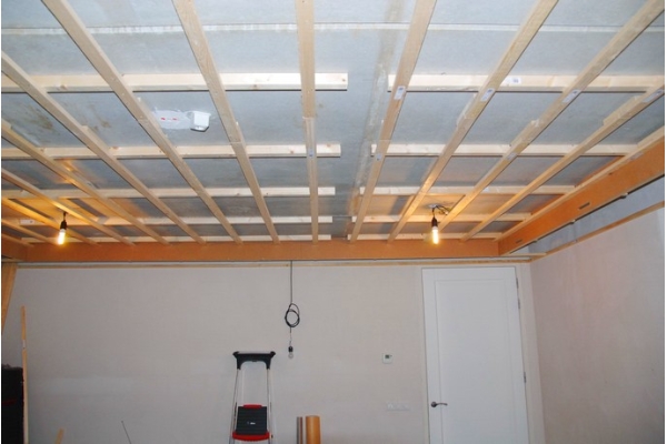 Монтаж каркаса потолка из деревянного бруса